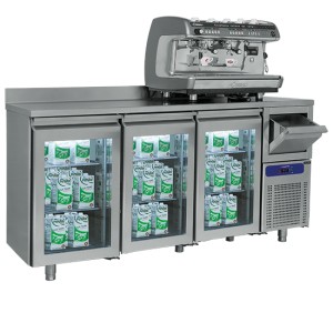 Kühltisch mit 3 Glastüren GN 1/1, Kaffeesatzschublade und Aufkantung, -2°/+8°C Kühltisch mit 3 Glastüren GN 1/1, Kaffeesatzschublade und Aufkantung, -2°/+8°C